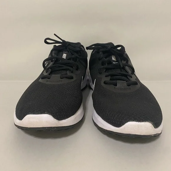 Black and white Nike running shoes. New. Size 9.5. - Picture 4 of 4